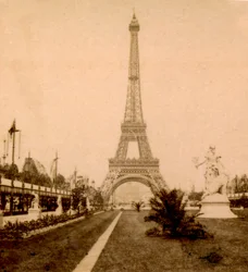 Blick auf den Eiffelturm und Palais du Trocadéro vom Jardin du Champ de Mars, Paris, Frankreich. 1889